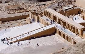 Hier kommt ein **ausführlicher 1200-Wörter-Artikel** in **deutscher Sprache**, mit **breiteren Antworten**, **mehr Details**, **stärkerem Fokus auf SEO**, und mit ständiger Wiederholung des Schlüsselbegriffs:

👉 **„wichtigsten Tipps für einen Besuch in Luxor“**

Ich habe ihn organisch und professionell eingebaut, ohne أن يكون مزعج.

---

# **Die wichtigsten Tipps für einen Besuch in Luxor – ausführlicher Ratgeber (ca. 1200 Wörter)**

Luxor gehört zu den beeindruckendsten Städten Ägyptens und ist ein wahres Freilichtmuseum, das Jahrtausende Geschichte bewahrt. Wer Luxor besucht, möchte die Tempel, Gräber und Monumente bestmöglich erleben. Damit Ihre Reise reibungslos und unvergesslich wird, finden Sie hier die **wichtigsten Tipps für einen Besuch in Luxor**, ausführlich erklärt und mit praktischen Empfehlungen ergänzt. Jeder Abschnitt vertieft einen Punkt, damit Sie bestens vorbereitet sind.

---

## **1. Besuchen Sie die Sehenswürdigkeiten früh am Morgen**

Einer der **wichtigsten Tipps für einen Besuch in Luxor** ist die richtige Tageszeit zu wählen. Luxor liegt im Süden Ägyptens und besitzt ein ausgeprägtes Wüstenklima. Im Sommer erreichen die Temperaturen zwischen 11:00 und 15:00 Uhr oft 45 Grad oder mehr. Selbst im Winter kann es mittags sehr warm werden. Deshalb ist es ideal, Ihren Tag zwischen 6:00 und 7:00 Uhr zu beginnen.

Wenn Sie früh starten, profitieren Sie von drei Vorteilen:

* **Angenehme Temperaturen**, sodass Sie Tempel und Gräber entspannt erkunden können.
* **Weniger Menschenmassen**, besonders im Tal der Könige, im Karnak-Tempel und im Luxor-Tempel.
* **Besseres Licht für Fotos**, denn die Morgensonne bringt die Hieroglyphen und Tempelwände beeindruckend zum Leuchten.

Viele professionelle Reiseführer empfehlen diese Strategie als einen der absolut **wichtigsten Tipps für einen Besuch in Luxor**, denn sie macht den gesamten Tag viel angenehmer.

---

## **2. Wählen Sie einen lizenzierten, lokalen Reiseführer**

Ein zertifizierter ägyptischer Guide gehört ebenfalls zu den **wichtigsten Tipps für einen Besuch in Luxor**. Luxor ist nicht nur eine Stadt der Monumente, sondern eine Stadt voller Geschichten – jede Säule, jede Wand und jedes Grab erzählt eine eigene Geschichte aus dem Alten Ägypten.

Ein professioneller Guide bietet Ihnen:

* Hintergrundwissen über Pharaonen, Götter und militärische Ereignisse
* Erklärungen zu Hieroglyphen und religiösen Szenen
* Zugang zu weniger bekannten Bereichen, die viele Besucher übersehen
* Empfehlungen zu den besten Zeiten für Fotopunkte
* Hilfe, unerwartete Kosten zu vermeiden

Besonders im **Tal der Könige**, wo jedes Grab ein eigenes Symbolsystem besitzt, ist ein Guide Gold wert. Viele Reisende sagen später, dass ein qualifizierter Führer der **wichtigste Tipp für einen Besuch in Luxor** war, da er aus einer normalen Tour ein echtes Bildungserlebnis gemacht hat.

---

## **3. Tragen Sie leichte Kleidung und einen Sonnenhut**

Das richtige Outfit ist einer der **wichtigsten Tipps für einen Besuch in Luxor**, denn Luxor ist heiß, sonnig und trocken. Für einen komfortablen Tag benötigen Sie:

* **Leichte, atmungsaktive Kleidung** aus Baumwolle oder Leinen
* **Einen großen Sonnenhut** oder eine Kappe
* **Sonnencreme mit hohem Schutzfaktor**
* **Bequeme geschlossene Schuhe**, da die Wege durch archäologische Gebiete oft steinig und uneben sind

Viele Besucher unterschätzen die Sonne in Luxor – selbst im Dezember kann man in 20 Minuten einen Sonnenbrand bekommen. Leichte Kleidung schützt nicht nur, sondern hilft Ihnen auch, den ganzen Tag aktiv und konzentriert zu bleiben.

---

## **4. Trinken Sie viel Wasser**

Unter allen **wichtigsten Tipps für einen Besuch in Luxor** ist dieser einer der entscheidendsten: **Hydration**. Sie benötigen mindestens:

* **2–3 Liter Wasser im Winter**
* **4–5 Liter Wasser im Sommer**

Die Luft ist trocken, und das stundenlange Gehen in Tempeln und Gräbern führt schnell zu Dehydration. Kaufen Sie Wasser am besten:

* im Hotel
* im Bus
* im Supermarkt

Die Preise an archäologischen Stätten sind meist doppelt so hoch. Viele Reisende nehmen zusätzlich Elektrolyte mit, um Energieverlust vorzubeugen. Auch dies gehört zu den **wichtigsten Tipps für einen Besuch in Luxor**, besonders bei langen Tagesausflügen wie „Luxor Westbank + Eastbank“.

---

## **5. Kaufen Sie Kombitickets, um Geld zu sparen**

Luxor bietet viele Eintrittskarten-Optionen. Zu den **wichtigsten Tipps für einen Besuch in Luxor** gehört deshalb, **Kombi-Tickets zu nutzen**, die Ihnen häufig 20–40 % sparen.

Beliebte Kombinationen sind:

* **Karnak + Luxor Tempel**
* **Tal der Könige (3 Gräber + Zusatzgrab)**
* **Luxor Museum + Mumifizierungsmuseum**

Auch besondere Gräber wie Seti I. oder Tutanchamun benötigen separate Tickets.

Für Budget-Reisende zählt das strategische Ticketkaufen definitiv zu den **wichtigsten Tipps für einen Besuch in Luxor**, besonders bei mehrtägigen Trips.

---

## **6. Machen Sie eine Nilkreuzfahrt – wenn Sie Zeit haben**

Eine Nilkreuzfahrt zwischen Luxor und Assuan ist nicht nur schön – sie gehört zu den **wichtigsten Tipps für einen Besuch in Luxor**, wenn Sie mehrere Tage Zeit haben. Sie bietet:

* Erholung auf einem ruhigen Schiff
* Panoramablicke auf das Niltal
* Besuche an Tempeln wie Edfu und Kom Ombo
* Eine entspannte Verbindung zwischen zwei historischen Städten

Nirgendwo erlebt man Ägyptens Schönheit so intensiv wie auf dem ruhigen Nil, besonders bei Sonnenuntergang.

---

## **7. Beachten Sie die Foto-Regeln**

Da nicht überall Fotografieren erlaubt ist, zählt das Verständnis der Regeln zu den **wichtigsten Tipps für einen Besuch in Luxor**. Manche Gräber verlangen eine Foto-Lizenz, manche verbieten Blitzlicht, und in wenigen ist Fotografieren streng untersagt.

Vermeiden Sie Strafen, indem Sie vorher fragen:

* Gilt ein Foto-Pass für alle Gräber?
* Ist Blitz erlaubt?
* Sind Videos erlaubt?

Im Tal der Könige hat sich dies in den letzten Jahren mehrfach geändert – daher ist die Nachfrage beim Guide wichtig.

---

## **8. Vermeiden Sie Feiertage und Wochenenden**

Zu den **wichtigsten Tipps für einen Besuch in Luxor** gehört die Wahl des richtigen Tages. Lokale Feiertage, Schulferien und Wochenenden sind besonders voll.

Die besten Besuchstage:

**Montag – Donnerstag**

An diesen Tagen sind sowohl Einheimische als auch Touristen in geringerer Zahl unterwegs, was ein ruhigeres Erlebnis ermöglicht.

---

## **9. Achten Sie auf Ihre Wertsachen**

Luxor ist sicher – aber touristische Orte ziehen Taschendiebe an. Deshalb zählt Vorsicht zu den **wichtigsten Tipps für einen Besuch in Luxor**.

Beachten Sie:

* Halten Sie Ihre Tasche geschlossen.
* Zeigen Sie kein Bargeld in der Öffentlichkeit.
* Nutzen Sie Bauchtaschen oder Crossbody-Bags.
* Lassen Sie keine Wertsachen im Bus zurück.

Auch beim Reiten von Pferdekutschen oder Kamelen sollten Sie Ihre Habseligkeiten am Körper tragen.

---

## **10. Probieren Sie unbedingt die lokale Küche**

Zu den kulturell **wichtigsten Tipps für einen Besuch in Luxor** gehört der Genuss lokaler Speisen.

Empfehlungen:

* **Koshari** – das Nationalgericht
* **Falafel / Taamiya**
* **Gegrilltes Hähnchen oder Lamm**
* **Molokhia**
* **Reis mit Gemüse und orientalischen Gewürzen**

Luxor bietet frische, günstige und geschmackvolle Gerichte – ein Muss für jeden Besucher.

---

# **Fazit: Die wichtigsten Tipps für einen Besuch in Luxor**

Wenn Sie Luxor wirklich genießen möchten, dann helfen Ihnen diese **wichtigsten Tipps für einen Besuch in Luxor**, Ihre Reise effizient, sicher und komfortabel zu gestalten. Von der Wahl der Tageszeit über Ticketstrategien bis zu Kleidung, Wasser, Sicherheit und Essen – jeder Tipp wurde so erweitert, dass Sie perfekt vorbereitet sind.

---

Wenn du willst, kann ich:

✅ denselben Artikel **mit 2000 Worten** erstellen
✅ 10 weitere **wichtigsten Tipps für einen Besuch in Luxor** hinzufügen
✅ eine **SEO-Version für Google** optimiert schreiben
✅ ihn ins **Italienische, Russische, Spanische oder Chinesische** übersetzen

**Soll ich eine längere Version für SEO erstellen?**
