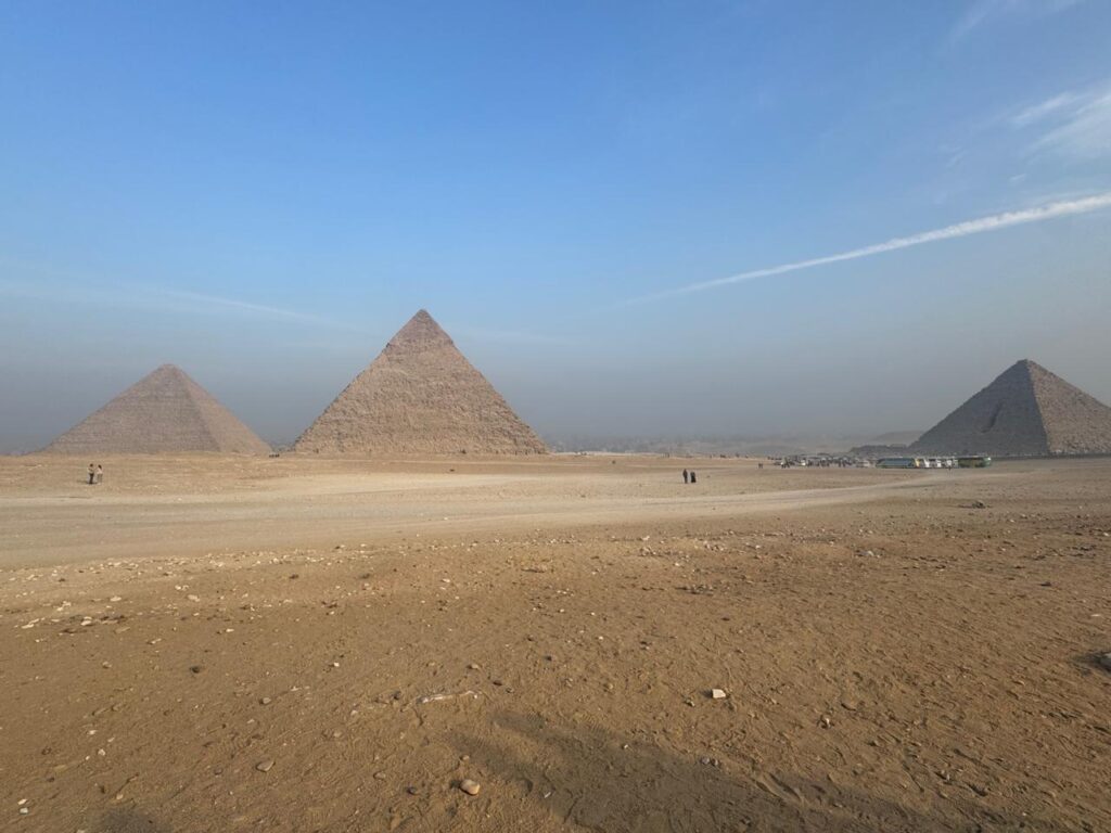 Meilleur tarif visite privée pyramides Gizeh et Sphinx : Votre Pack promo combiné pyramides Gizeh et nécropole de Saqqara avec excursion pas chère Saqqara et guide archéologue francophone