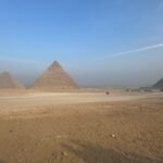 Meilleur tarif visite privée pyramides Gizeh et Sphinx : Votre Pack promo combiné pyramides Gizeh et nécropole de Saqqara avec excursion pas chère Saqqara et guide archéologue francophone