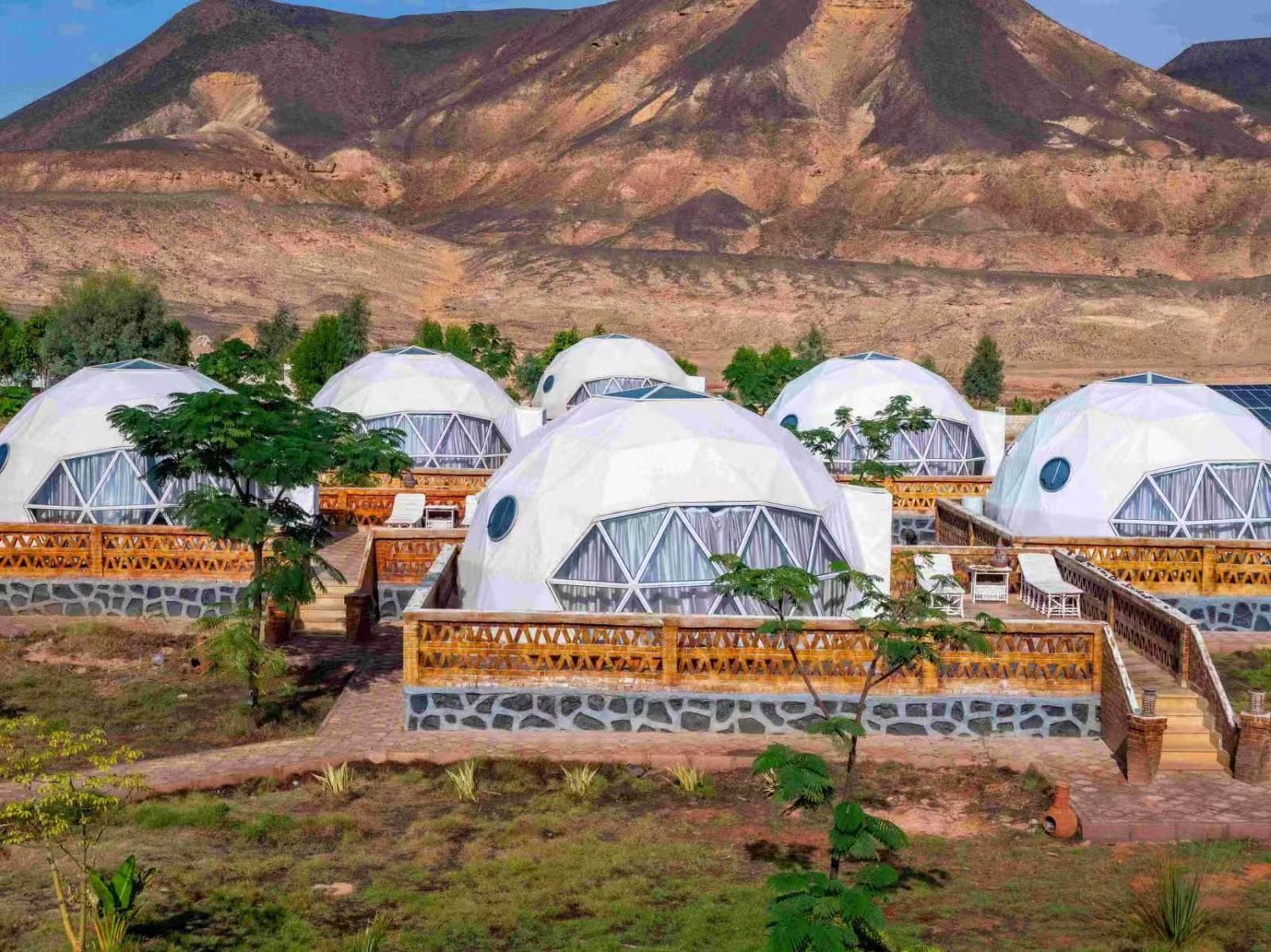 Kampvuur onder de sterrenhemel in de Egyptische woestijn