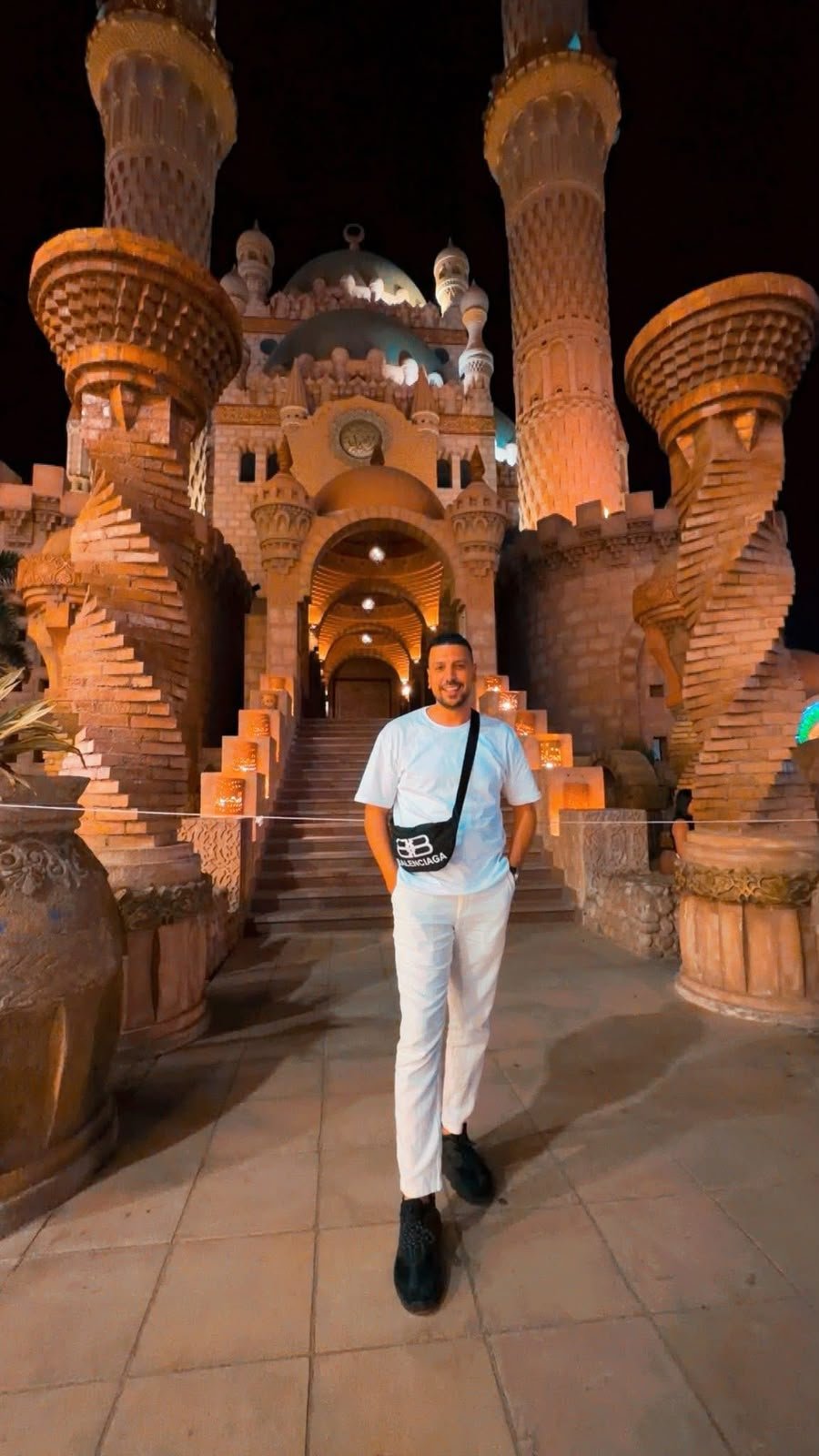 Viaggiatori italiani (coppie, famiglie e gruppi di amici, dai 28 ai 60 anni) che soggiornano nei resort di Sharm el-Sheikh e Hurghada. L'italiano ama le serate lunghe, la cena tardiva, la classica passeggiata, il buon cibo e tiene molto al rapporto qualità-prezzo. Per questo motivo, il tono, il ritmo e i riferimenti (come il caffè o il confronto con i prezzi in Italia) sono perfettamente in sintonia con le sue abitudini.
